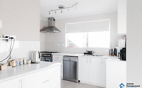 Spacious 5 Bed House Opposite Spudshed And Golf Course